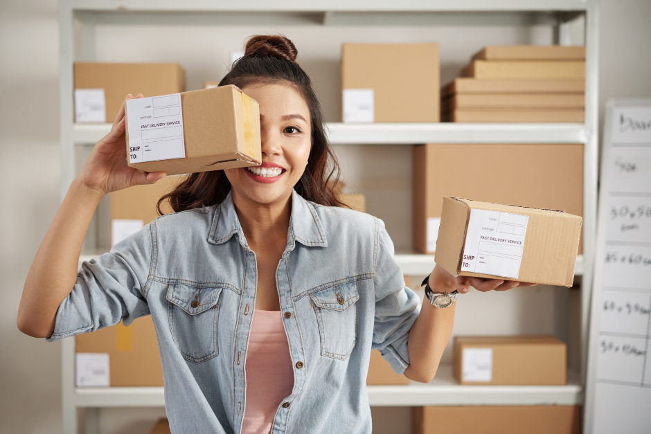 Ragazza che prepara le spedizioni e commerce